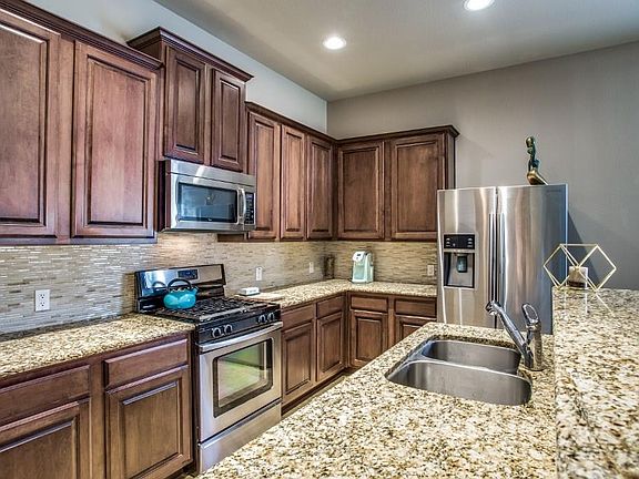 4th image of 921 Mangrove Dr