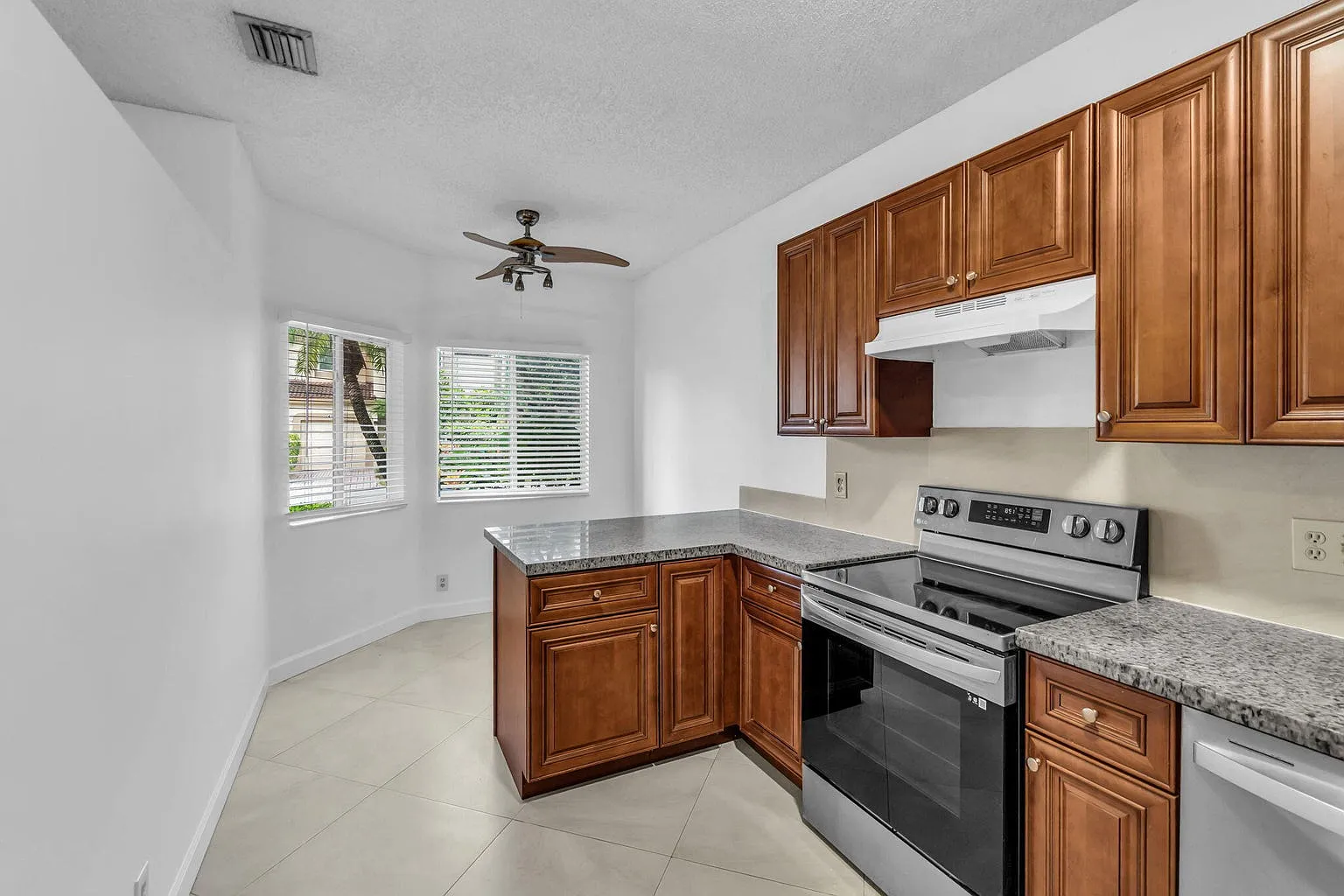 3 bed, 1728 sqft, $3,650 — Photo 2