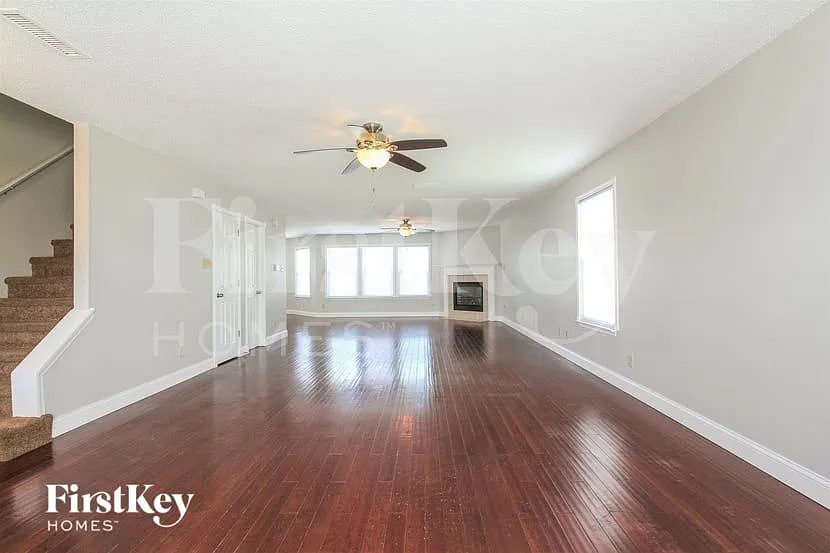 3 bed, 2.5 bath, 2464 sqft, $1,965 — Photo 2