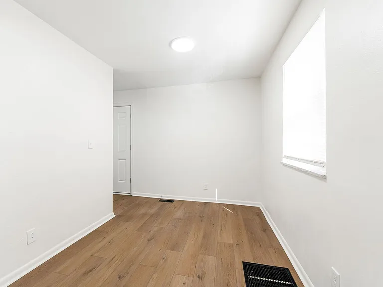 4040-4042 Halsey Pl — Photo 19