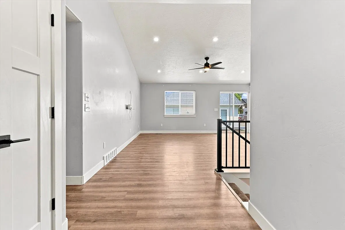 6 bed, 3.0 bath, 2902 sqft, $2,800 — Photo 2