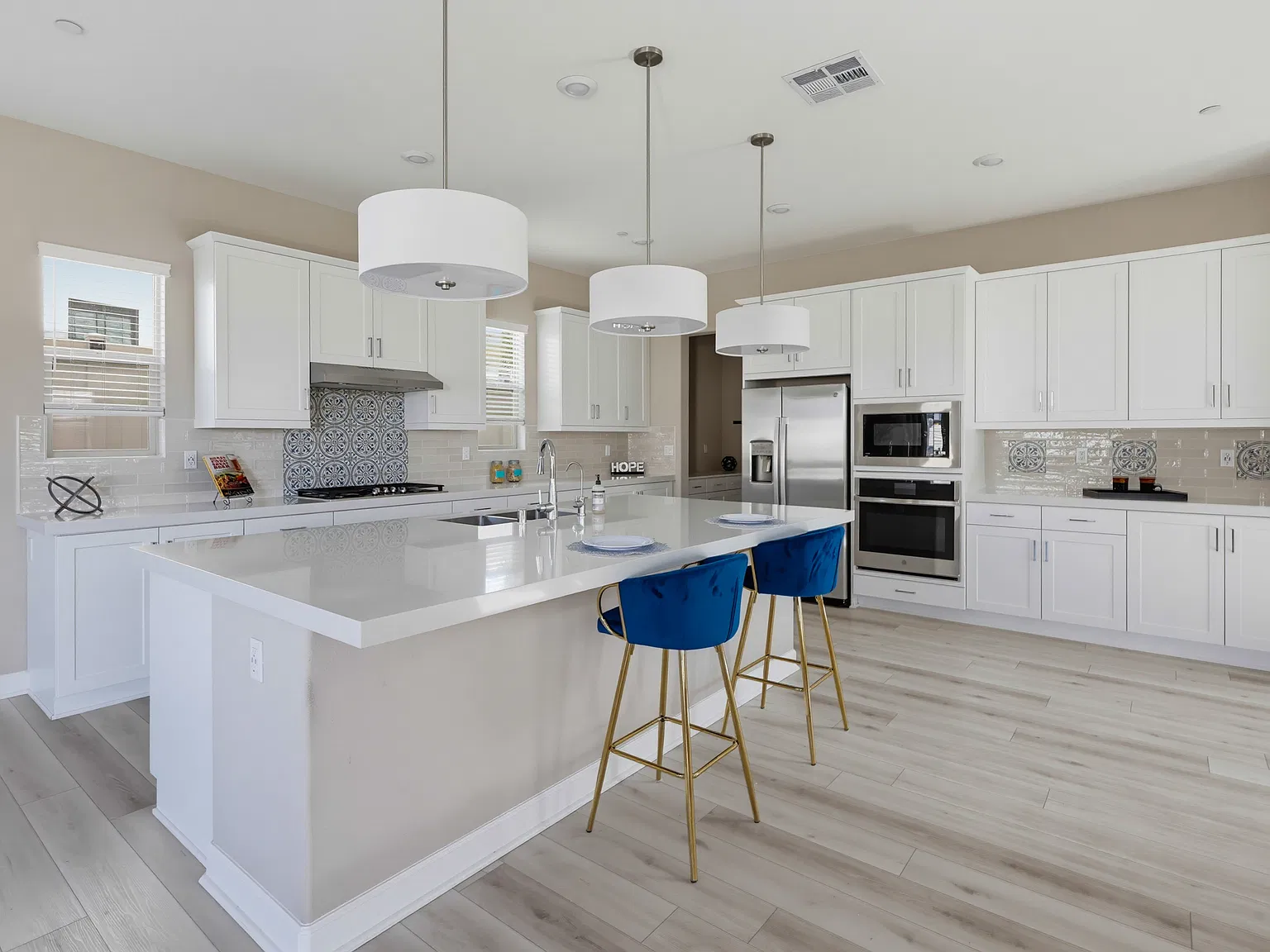 5 bed, 3500 sqft, $6,900 — Photo 2
