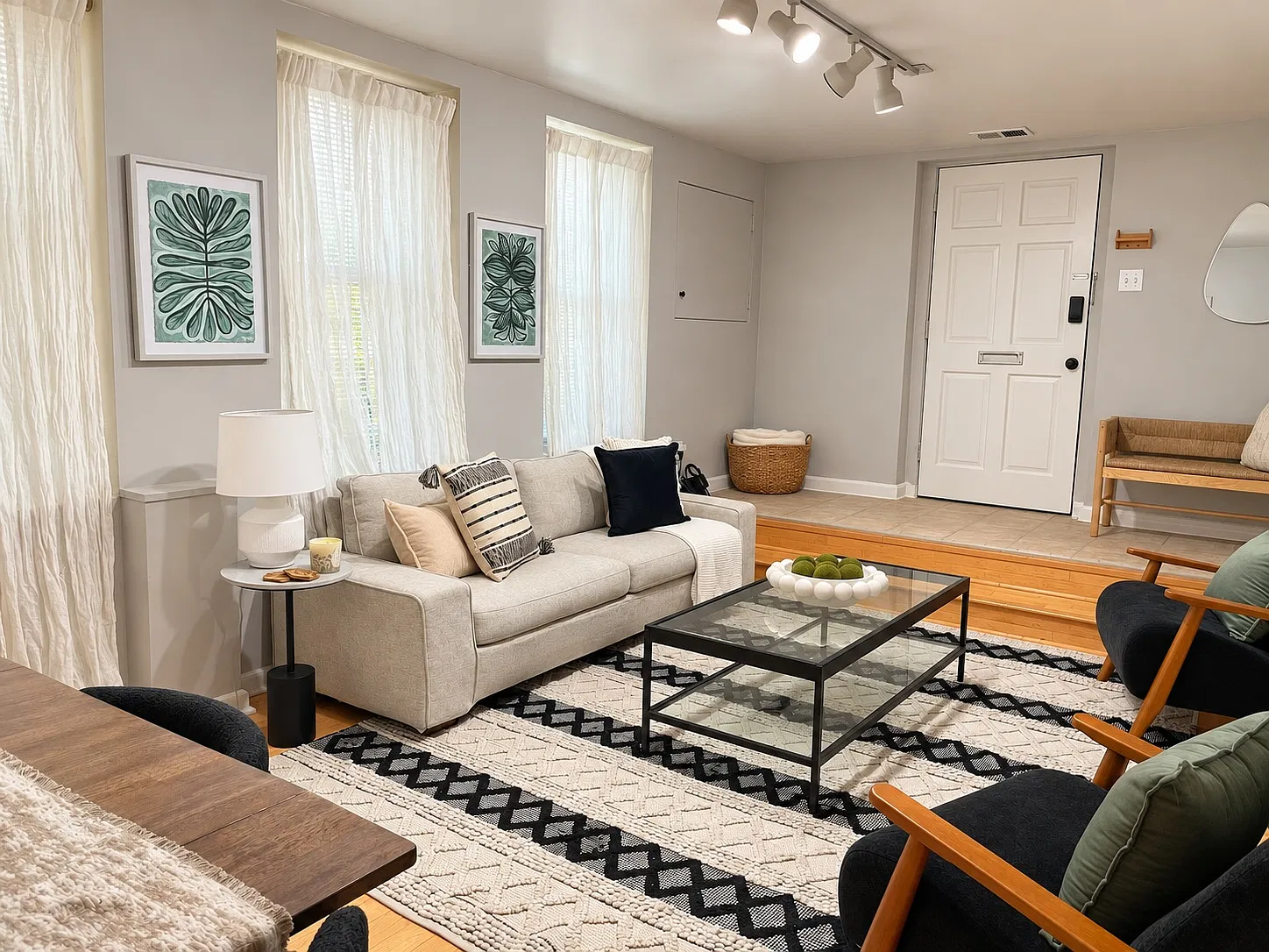 3 bed, 1.5 bath, 1100 sqft, $2,682 — Photo 2