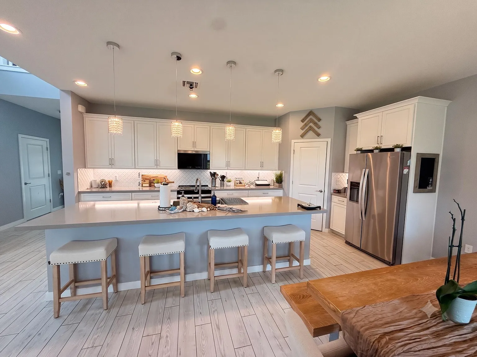3 bed, 2.5 bath, 2317 sqft, $4,100 — Photo 3