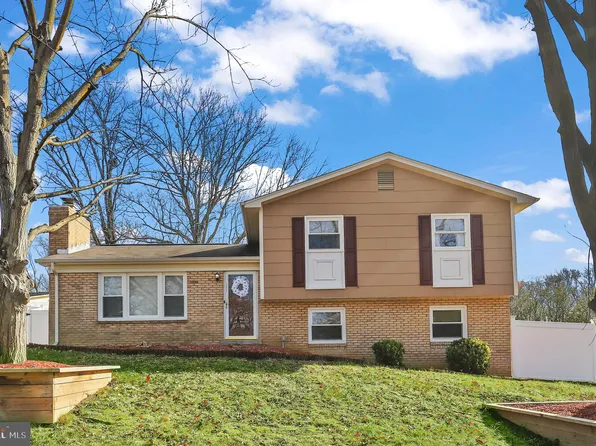 18907 White Oak Dr, Triangle, VA 22172