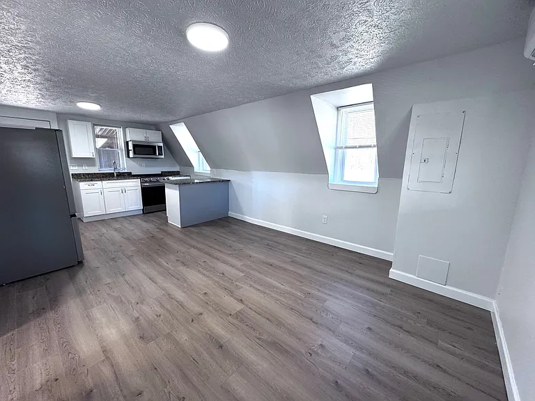 1731 W 8th St — Photo 5