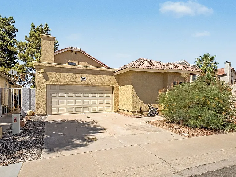 184 S Willow Creek St — Photo 3