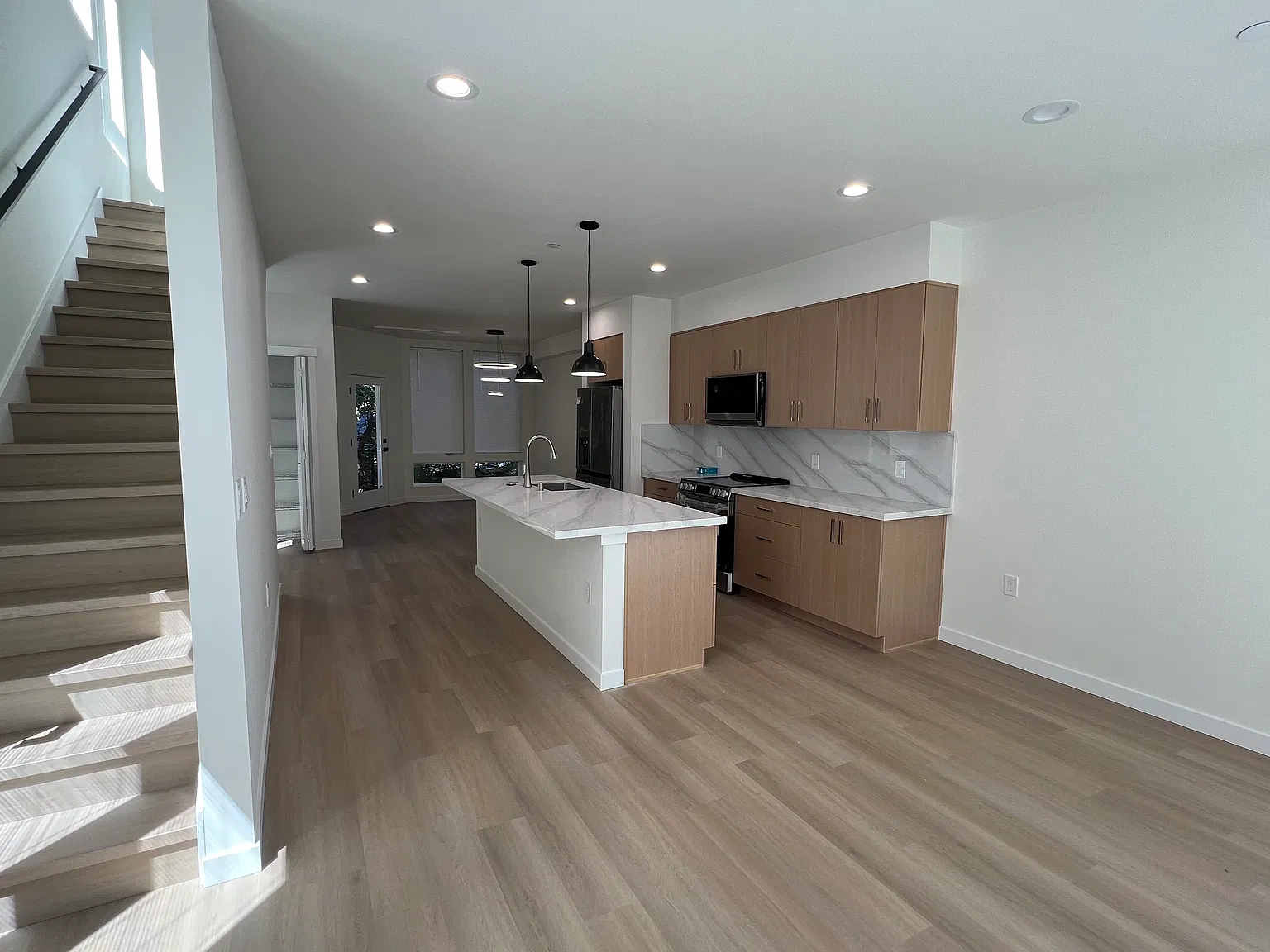 3 bed, 3.5 bath, 2000 sqft, $3,700 — Photo 4