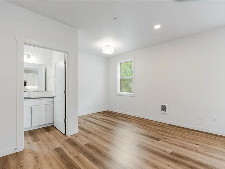 8438 SE 21st Ave — Photo 5