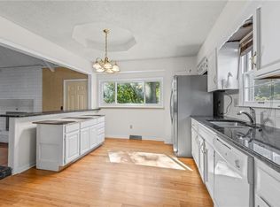 8208 Caenen Lake Rd, Lenexa, KS 66215