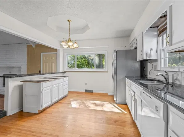 8208 Caenen Lake Rd, Lenexa, KS 66215