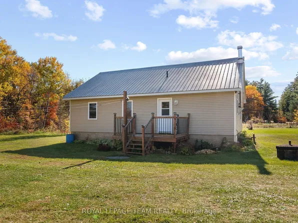 16 Royal Pines Rd, North Algona Wilberforce, ON K0J 1T0