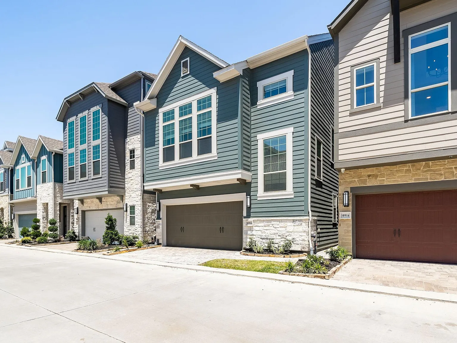 3 bed, 3.5 bath, 2417 sqft, $3,600 — Photo 2