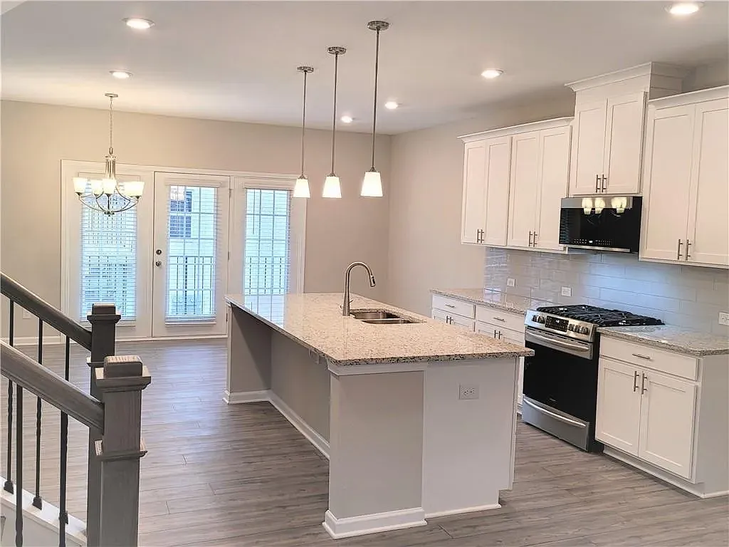 4 bed, 2667 sqft, $2,900 — Photo 2