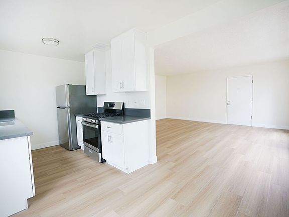 4th image of 601 W Hyde Park Blvd #501