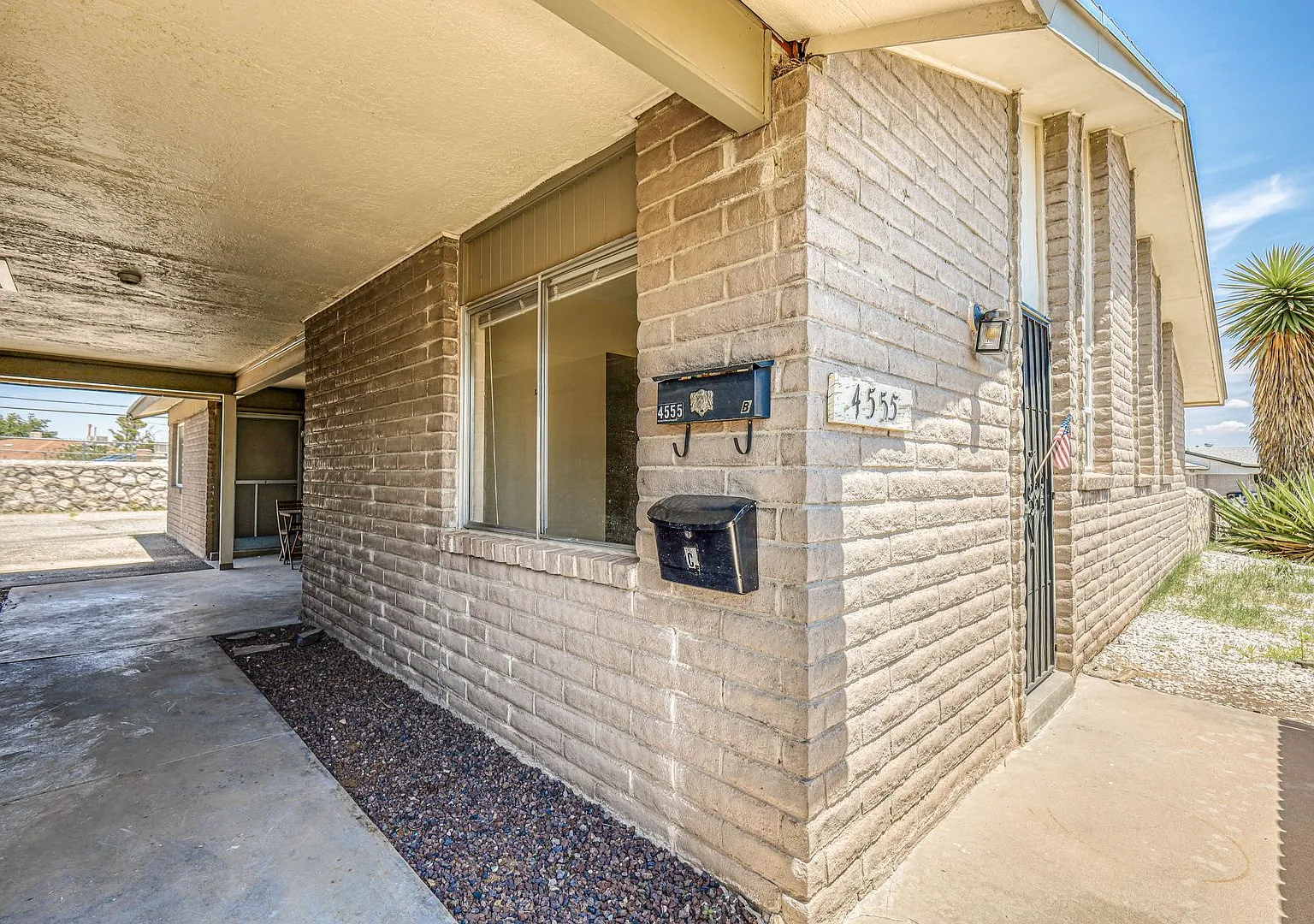 Beautiful 2 Bed - 1 Baths Apartment Part Of A Triplex — Photo 2