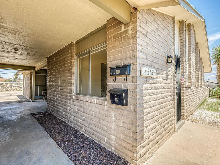 4555 Sun Valley Dr — Photo 1