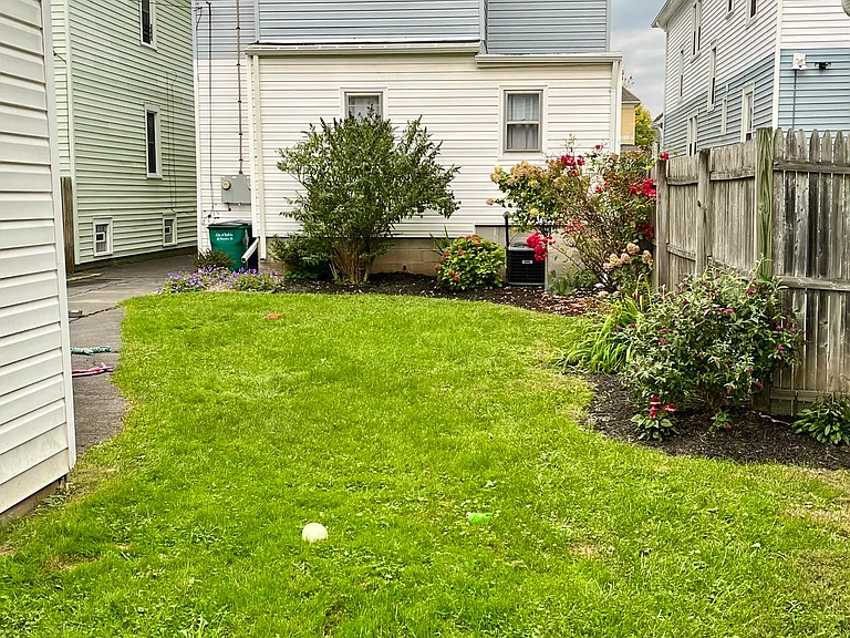 187 N Park Ave #UPPER — Photo 2