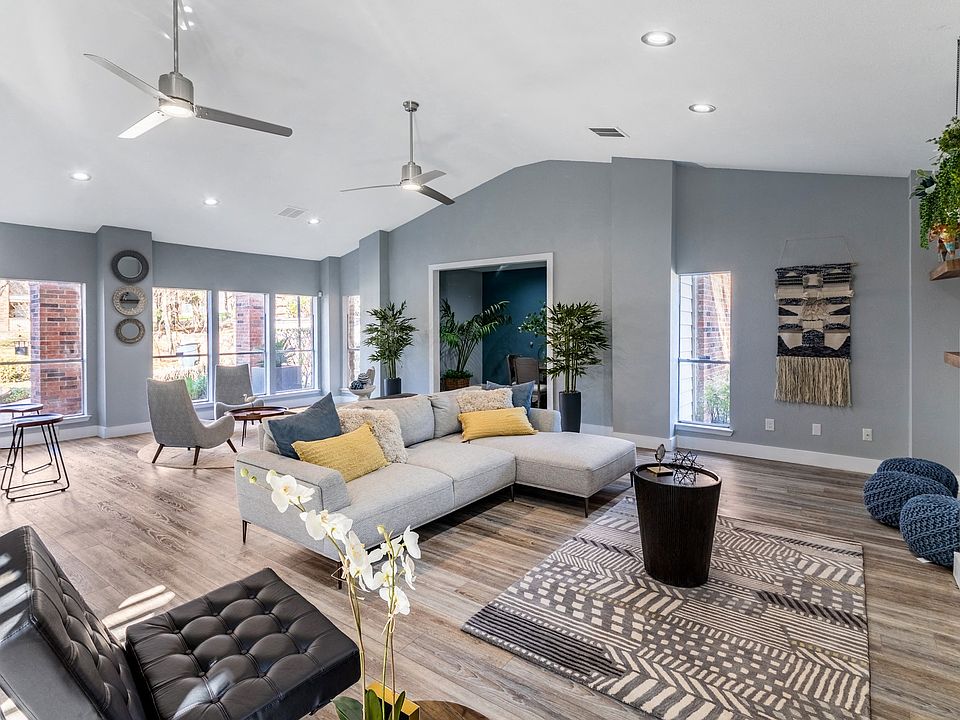 Our clubhouse is the perfect relaxation spot! With maximum levels of comfort, you'll be able to hang out there for hours on end!