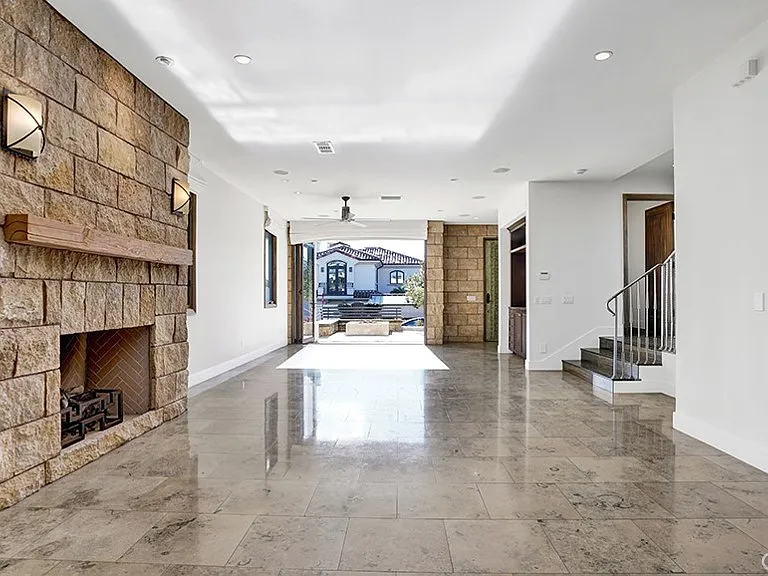 243 Poppy Ave — Photo 9