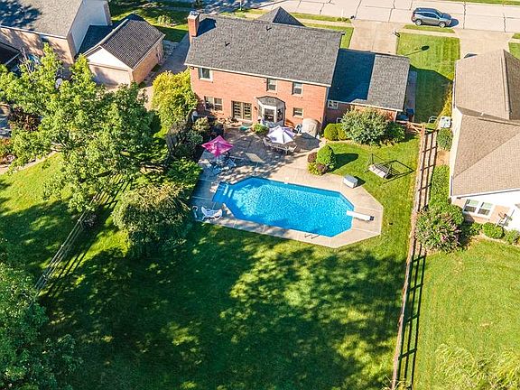 3rd image of 8661 Valley Circle Dr