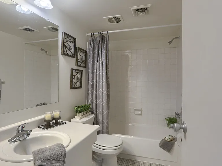 Twin Lakes Apartments — Photo 29