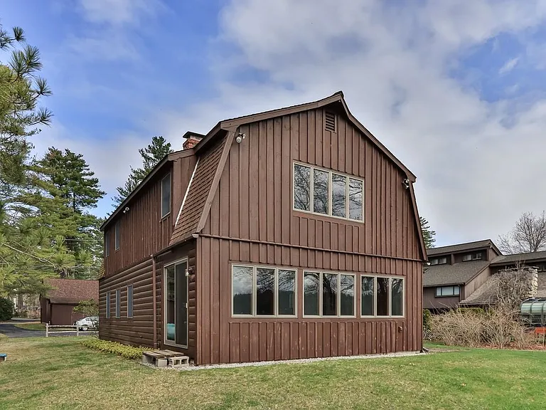 7 Howards Grv — Photo 1