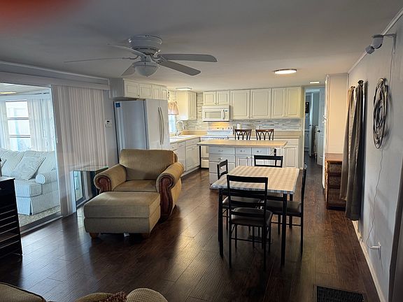 3rd image of 257 Poinsettia Dr