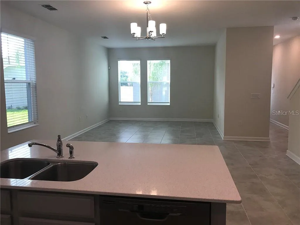 4 bed, 3.5 bath, 2486 sqft, $2,900 — Photo 4