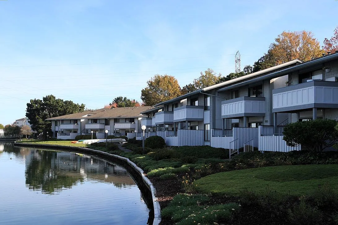 Beach Cove Apartments — Photo 1