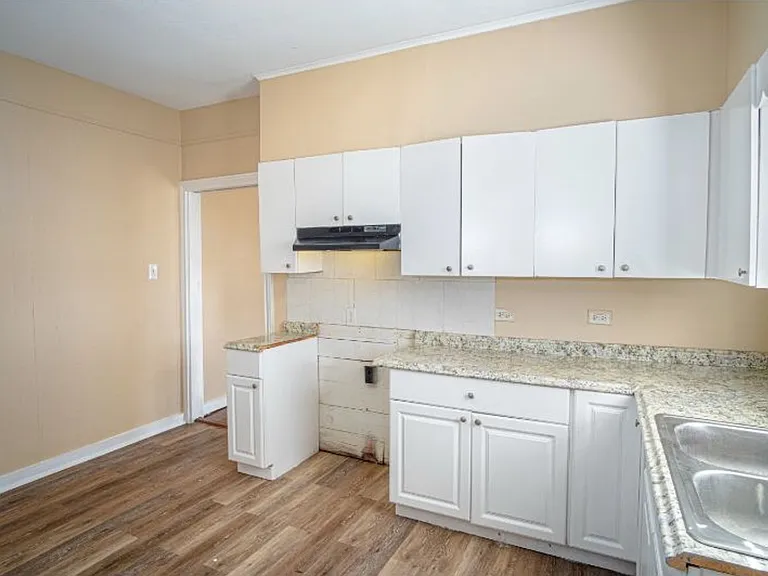 907 Iowa St — Photo 2