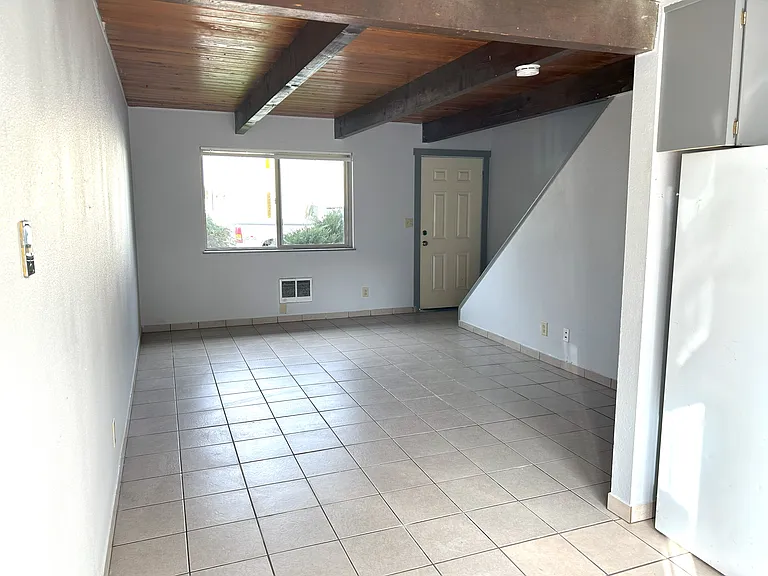 950 NW Hobart Ave — Photo 32