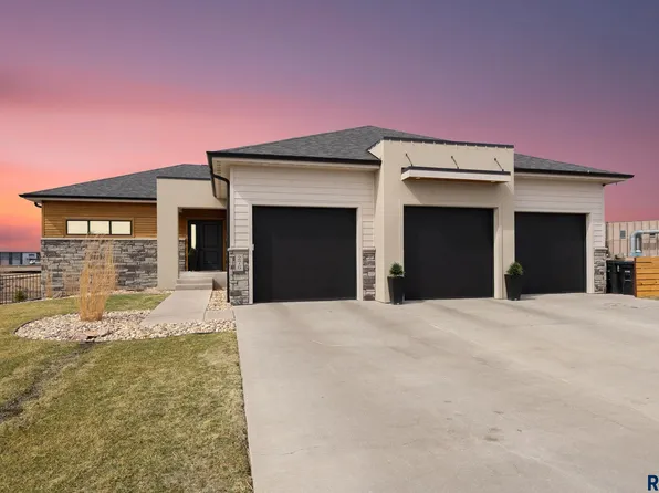 276 Central Park Ct, Harrisburg, SD 57032