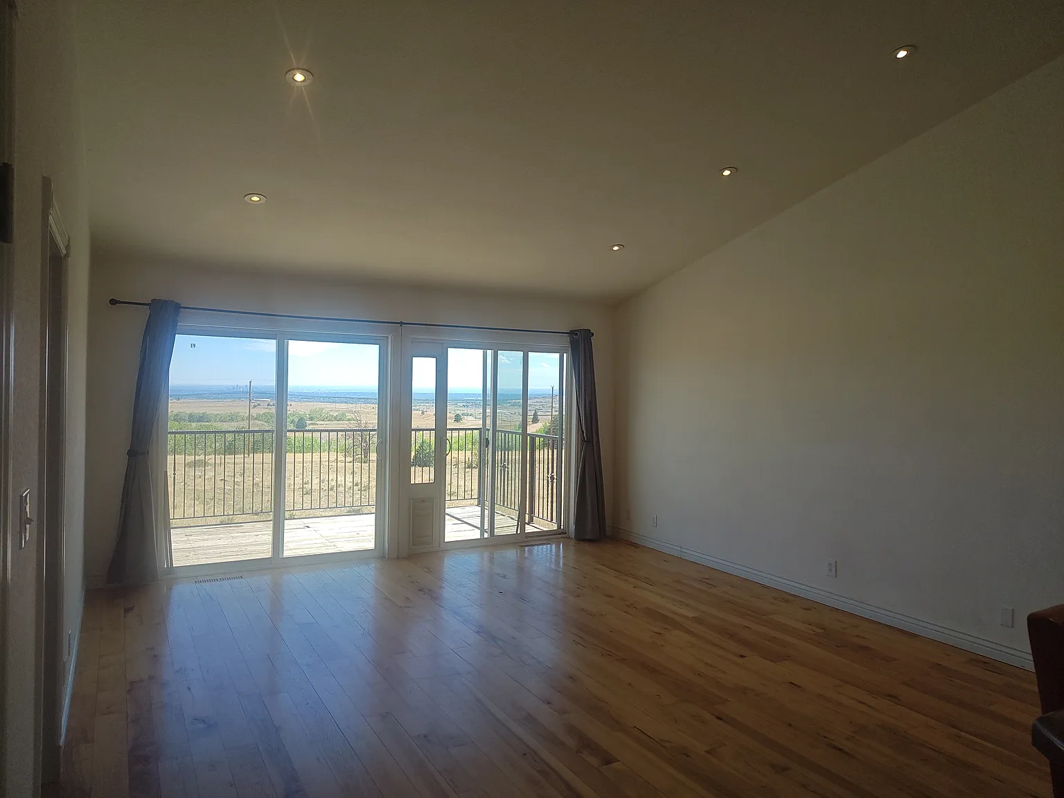 3 bed, 2700 sqft, $3,200 — Photo 3