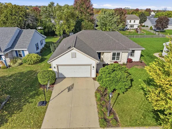 3909 Stillwater CIRCLE, Waukesha, WI 53189