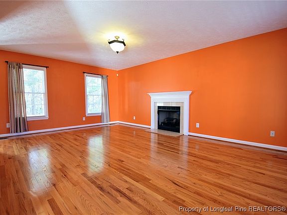4th image of 324 Roundtree Dr