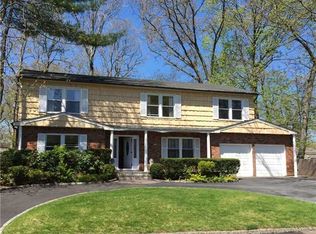 25 W Horseshoe Dr, Roslyn Heights, NY 11577