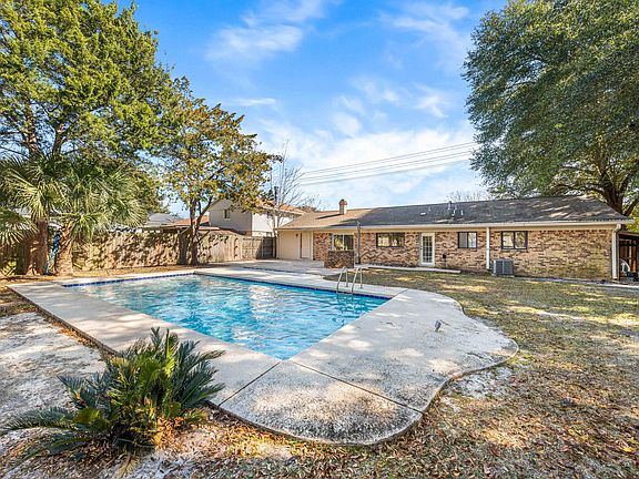 4th image of 415 Main St