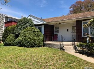 529 Hewlett St, Franklin Square, NY 11010