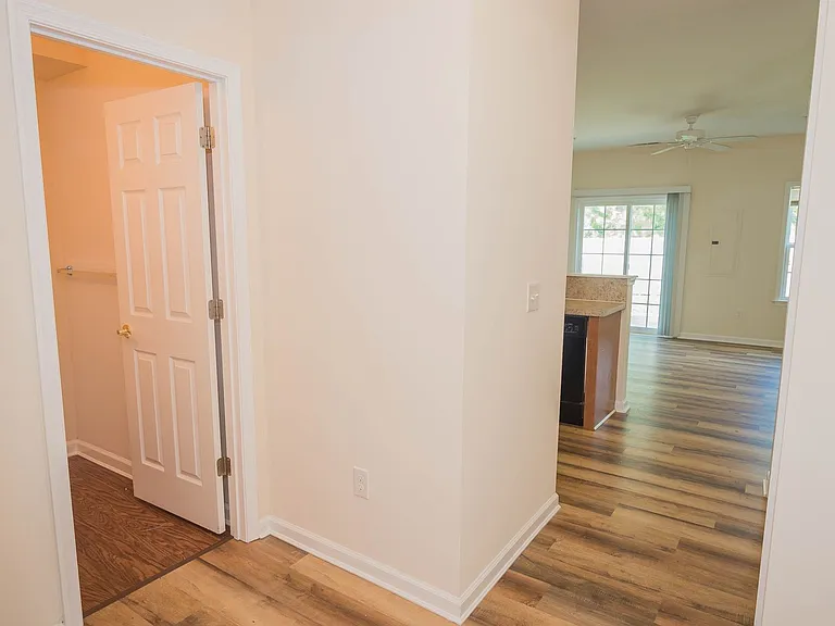 403 Parkview Ct — Photo 4