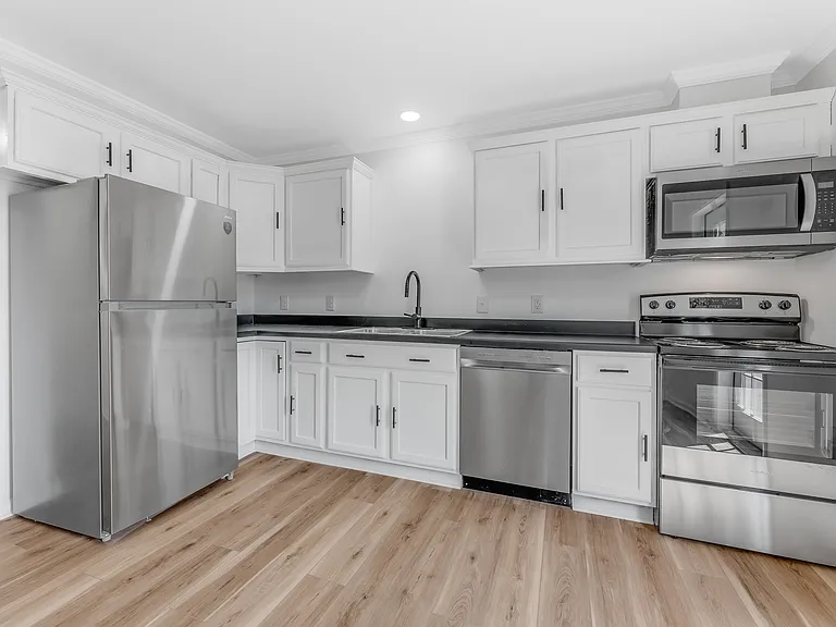 138 Putnam St — Photo 26