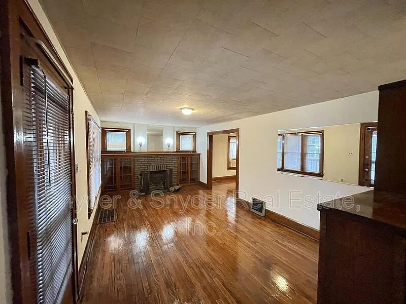 3 bed, 1.0 bath, 1248 sqft, $1,100 — Photo 3