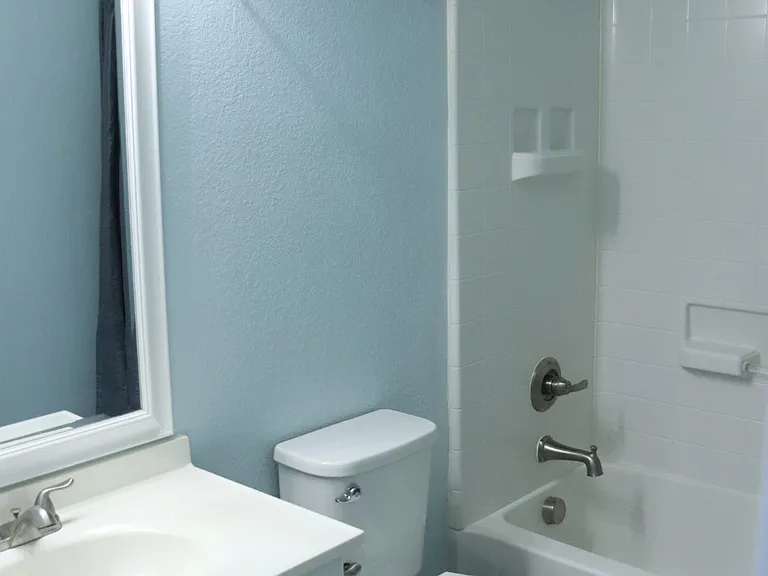 Full bathroom in hallway