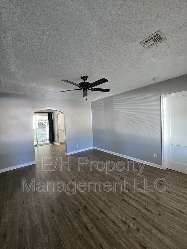 3 bed, 1.0 bath, 945 sqft, $1,171 — Photo 4