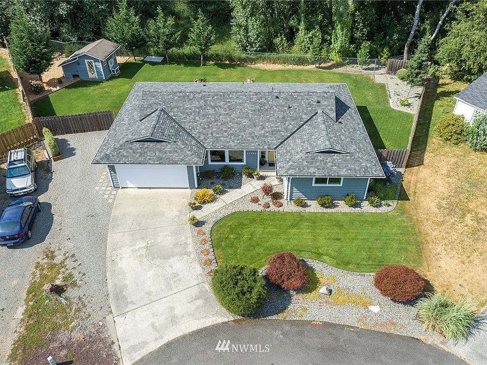 Lovely Rambler Nestled on a Quiet Cul-De-Sac on over 1/4 Acre!