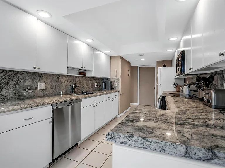 4201 N Ocean Blvd #203 — Photo 29
