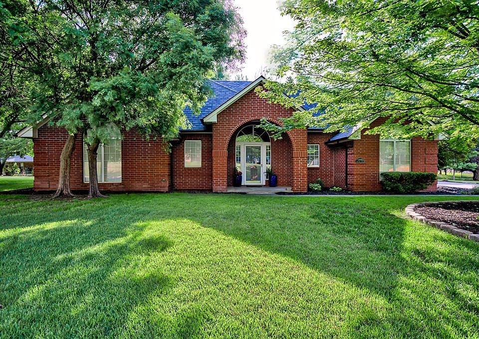 1st image of 2207 Oak Leaf Cir