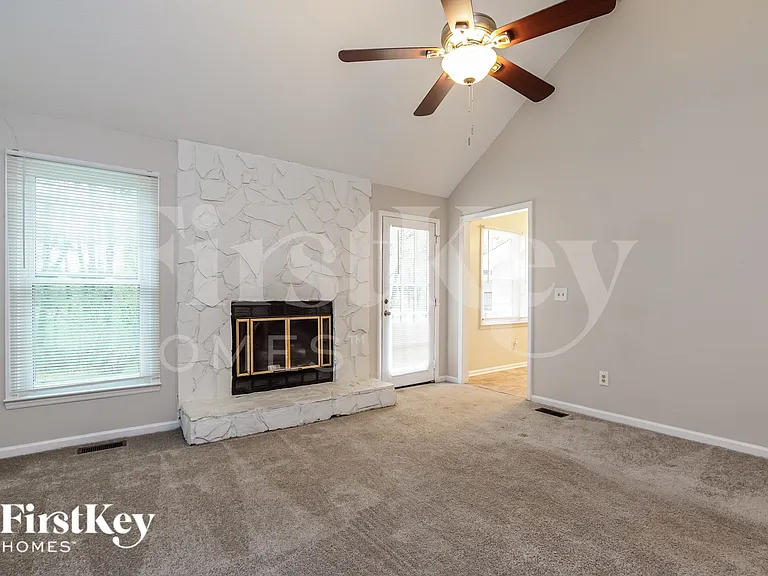 1909 Red Oak Ln — Photo 5