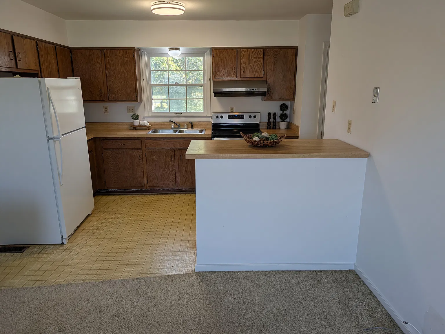 3 bed, 1.5 bath, 1256 sqft, $2,100 — Photo 4