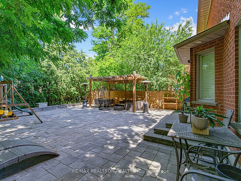 210 Westmount Blvd — Photo 34